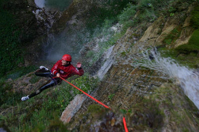 Laura scende dalla cascata