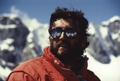 Michele con l'Everest riflesso nelle lenti degli occhiali